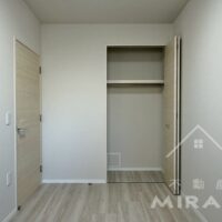 北側5.1畳の洋室クローゼット。北側には6.6畳洋室がもう一つございます。