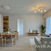 15.1畳のLDKは南からの光がたっぷり入る明るいリビングです。