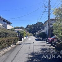 前面道路は広い6m道路。交通量も多くないです。 前面道路は広い6m道路。交通量も多くないです。