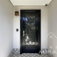 玄関度はガラス入りで玄関内にも南からの光が届きます。 玄関度はガラス入りで玄関内にも南からの光が届きます。