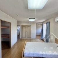 2階南西洋室はとにかく広いお部屋。書斎スペース・WICがあるのでご夫婦の寝室にどうぞ。 2階南西洋室はとにかく広いお部屋。書斎スペース・WICがあるのでご夫婦の寝室にどうぞ。