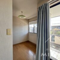 2階南西洋室はとにかく広いお部屋。書斎スペース・WICがあるのでご夫婦の寝室にどうぞ。 2階南西洋室はとにかく広いお部屋。書斎スペース・WICがあるのでご夫婦の寝室にどうぞ。