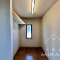 2階南西洋室はとにかく広いお部屋。書斎スペース・WICがあるのでご夫婦の寝室にどうぞ。 2階南西洋室はとにかく広いお部屋。書斎スペース・WICがあるのでご夫婦の寝室にどうぞ。