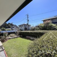 程良い広さの庭。植木を撤去してウッドフェンスを作ると雰囲気出そうです。 程良い広さの庭。植木を撤去してウッドフェンスを作ると雰囲気出そうです。